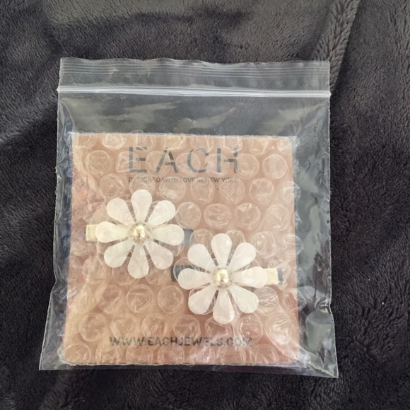 New Each Jewels Hair Clips - Picture 2 of 4